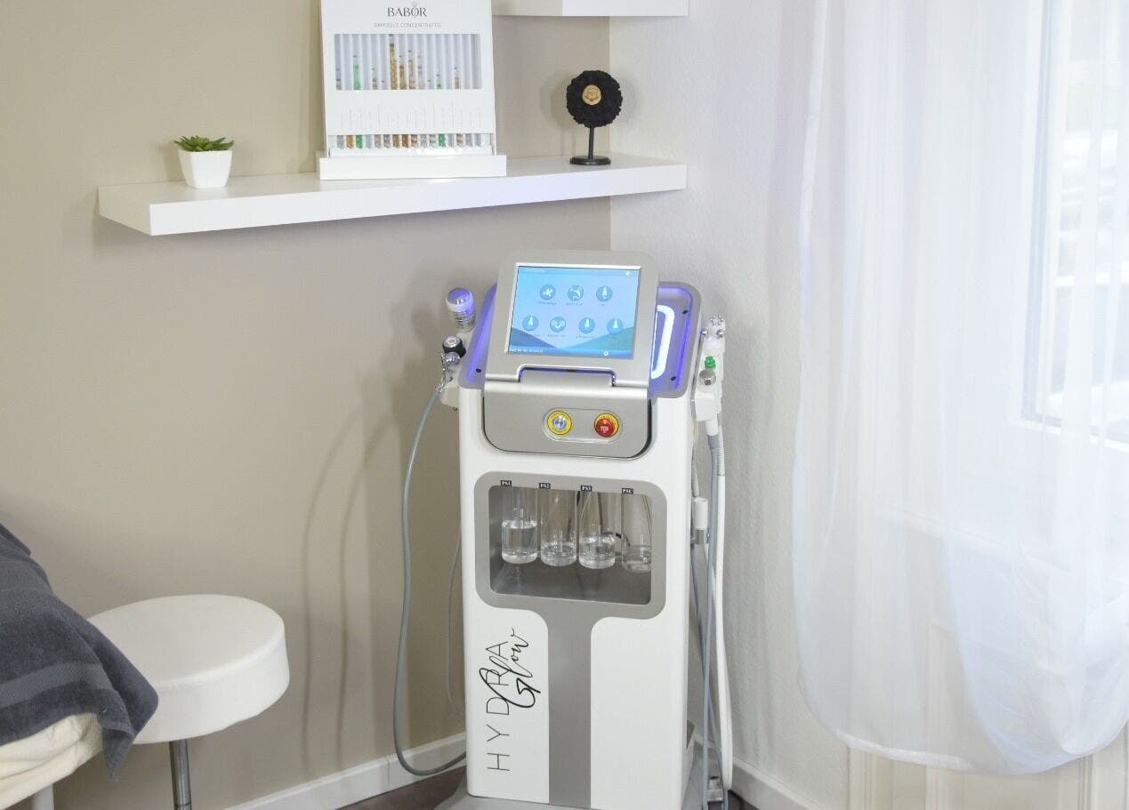 HydraFacial-Ausrüstung bei Miracle Beauty in Zürich, Zürich, CH, für erstklassige Hautpflegebehandlungen.