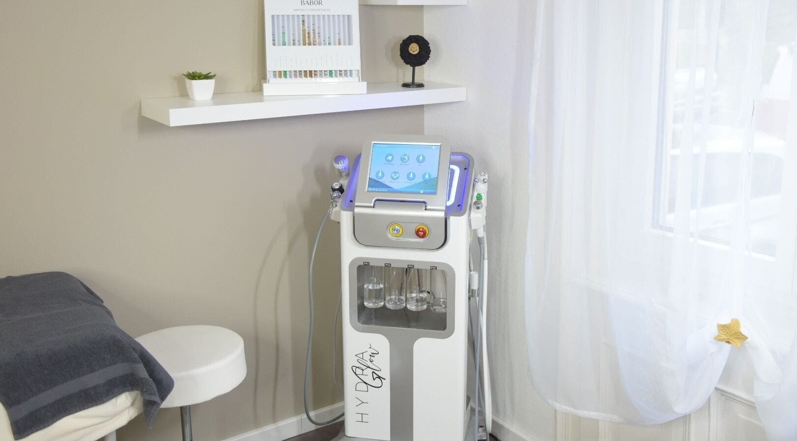HydraFacial-Ausrüstung bei Miracle Beauty in Zürich, Zürich, CH, für erstklassige Hautpflegebehandlungen.