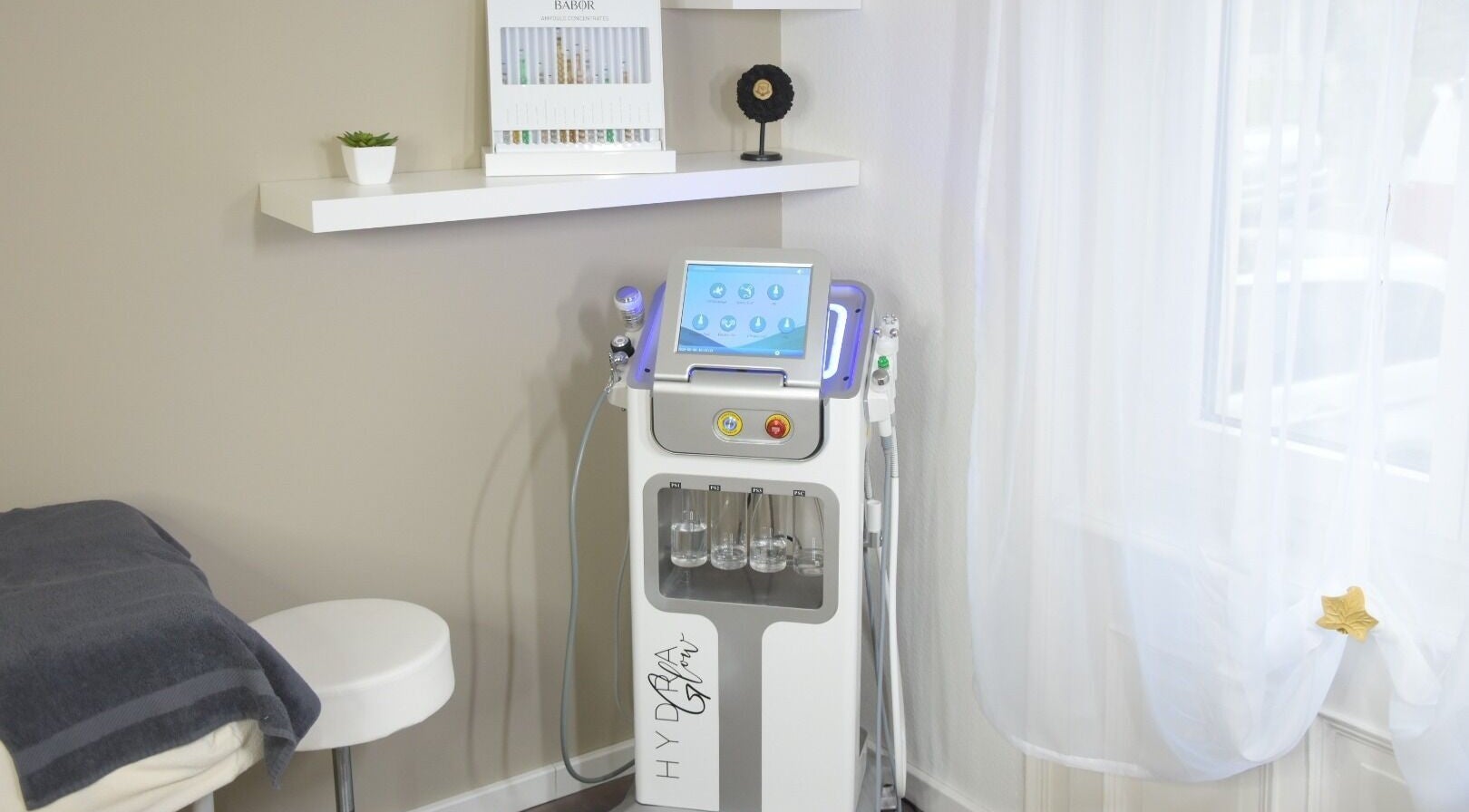 HydraFacial-Ausrüstung bei Miracle Beauty in Zürich, Zürich, CH, für erstklassige Hautpflegebehandlungen.