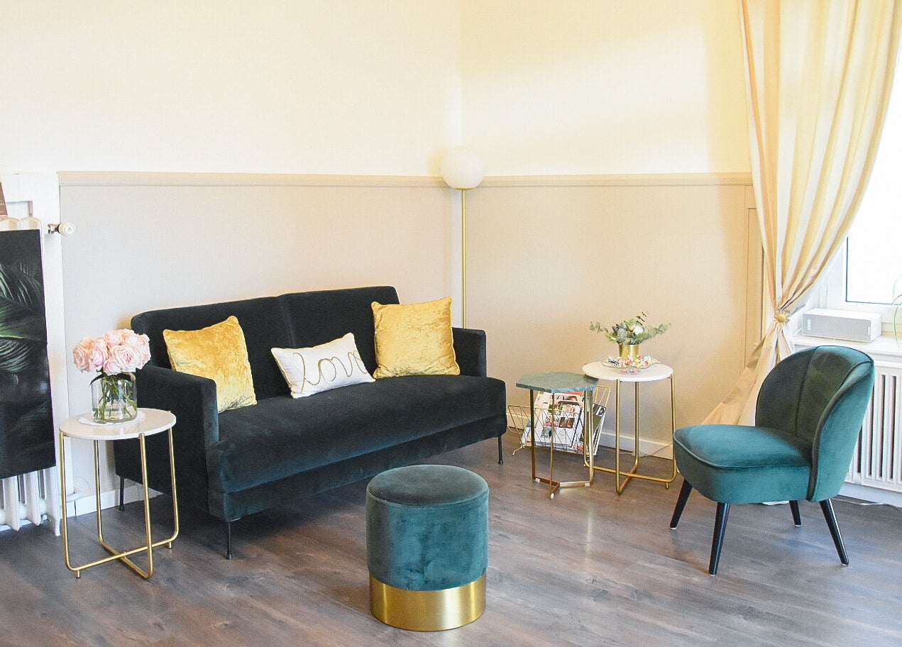 Eleganter Warteraum von Miracle Beauty in Zürich, Zürich, CH mit gemütlichem Sofa und stilvollem Dekor.