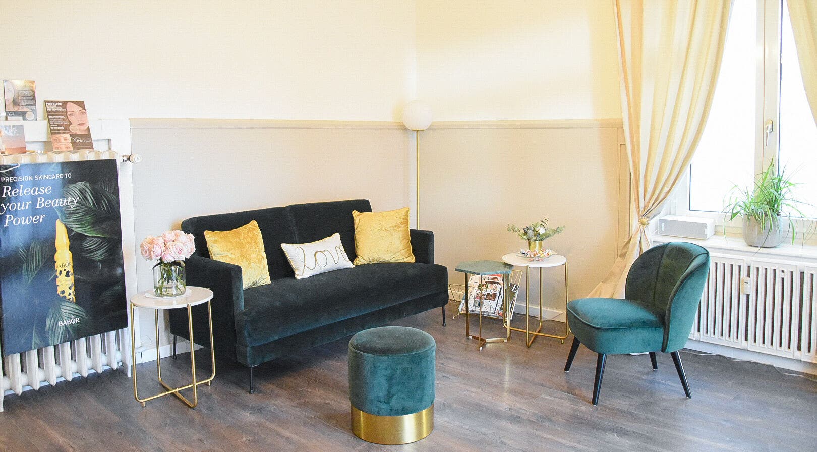 Eleganter Warteraum von Miracle Beauty in Zürich, Zürich, CH mit gemütlichem Sofa und stilvollem Dekor.