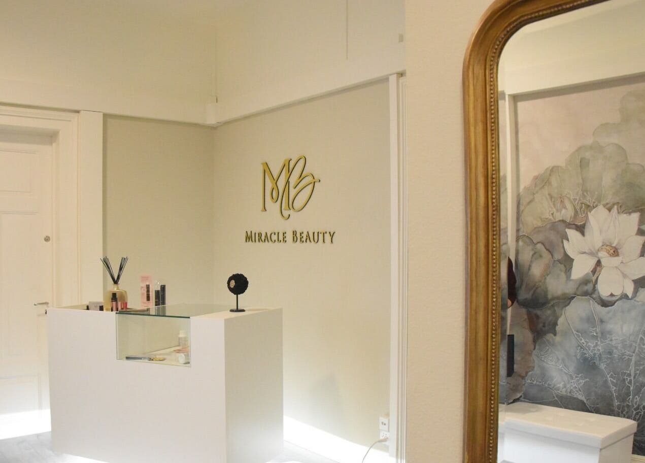 Empfangsbereich von Miracle Beauty in Zürich, Zürich, CH, mit stilvollem Design und dekorativen Elementen.