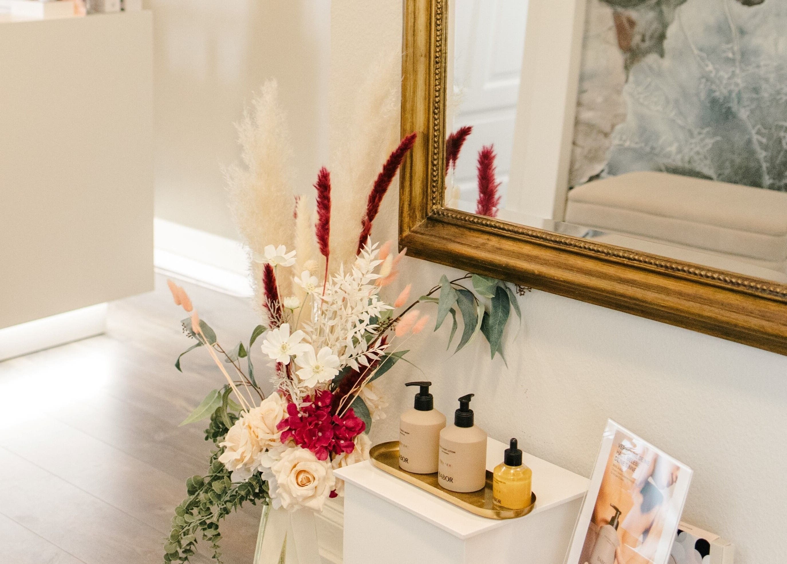 Elegante Produktpräsentation bei Miracle Beauty in Zürich, Zürich, CH mit dekorativem Spiegel.