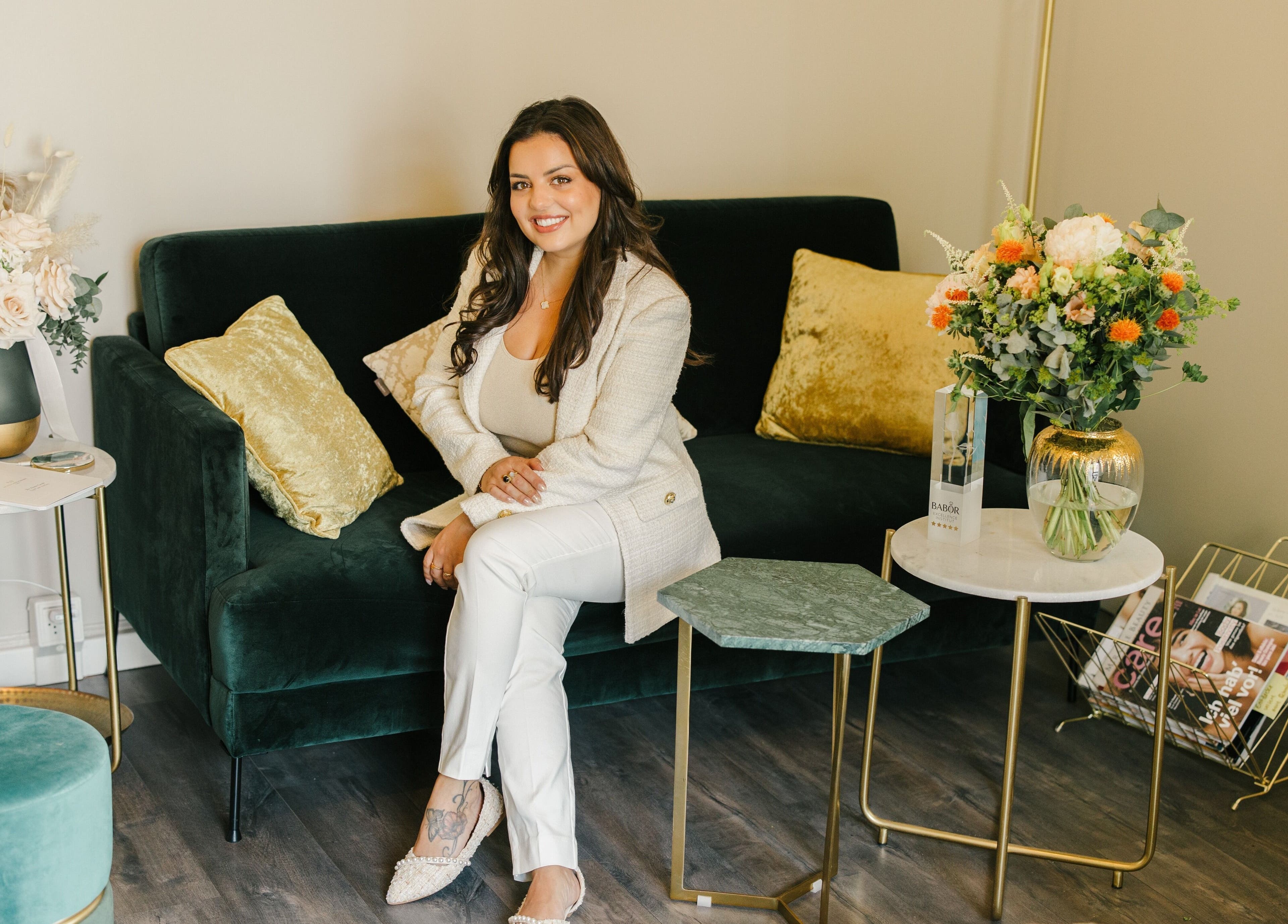 Elegante Sitzgelegenheit im Miracle Beauty, Zürich, Zürich, CH mit Blumen und Magazinhalter.