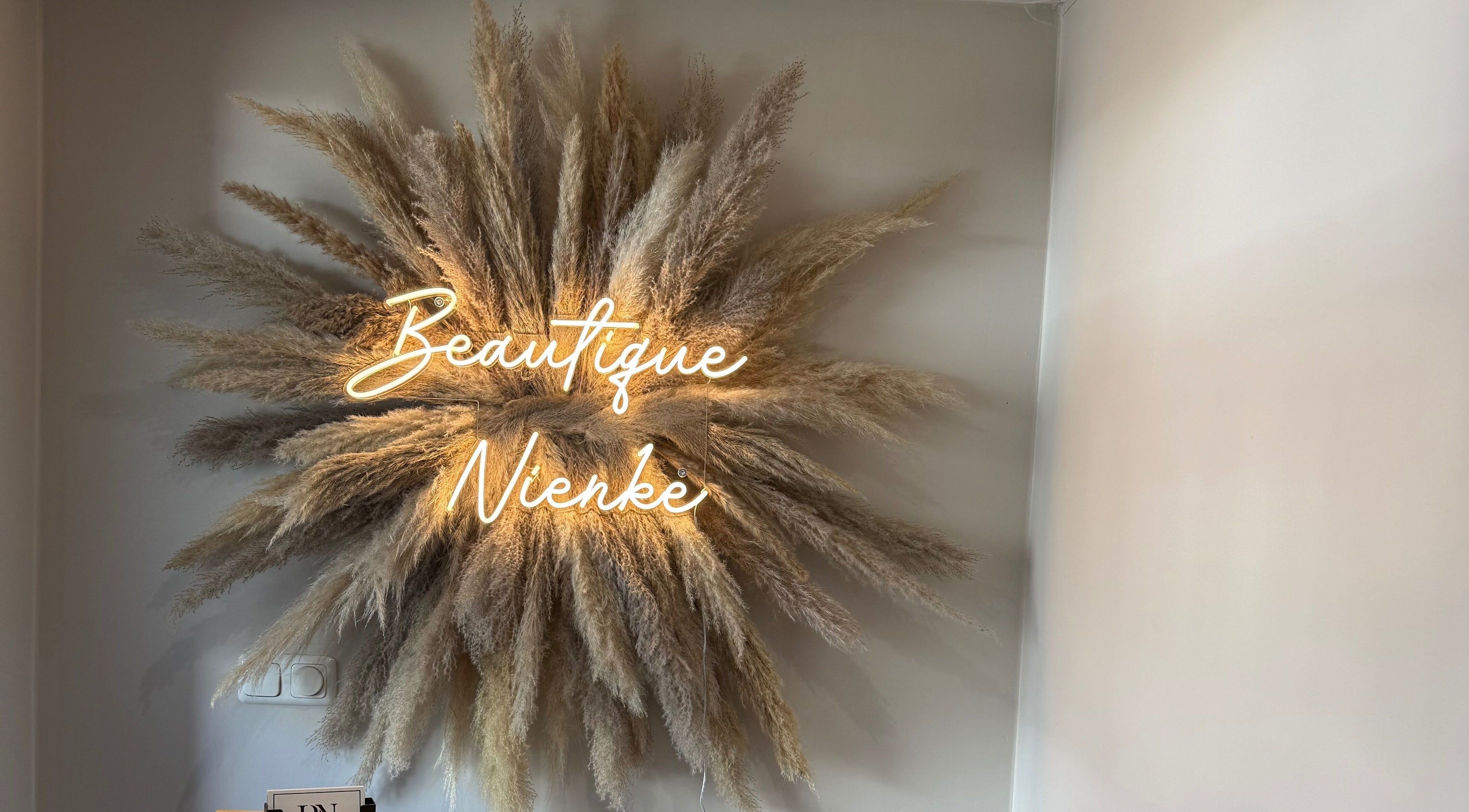Verlichte muurdeco met Beautique Nienke logo in Bergeijk, Noord-Brabant, NL.