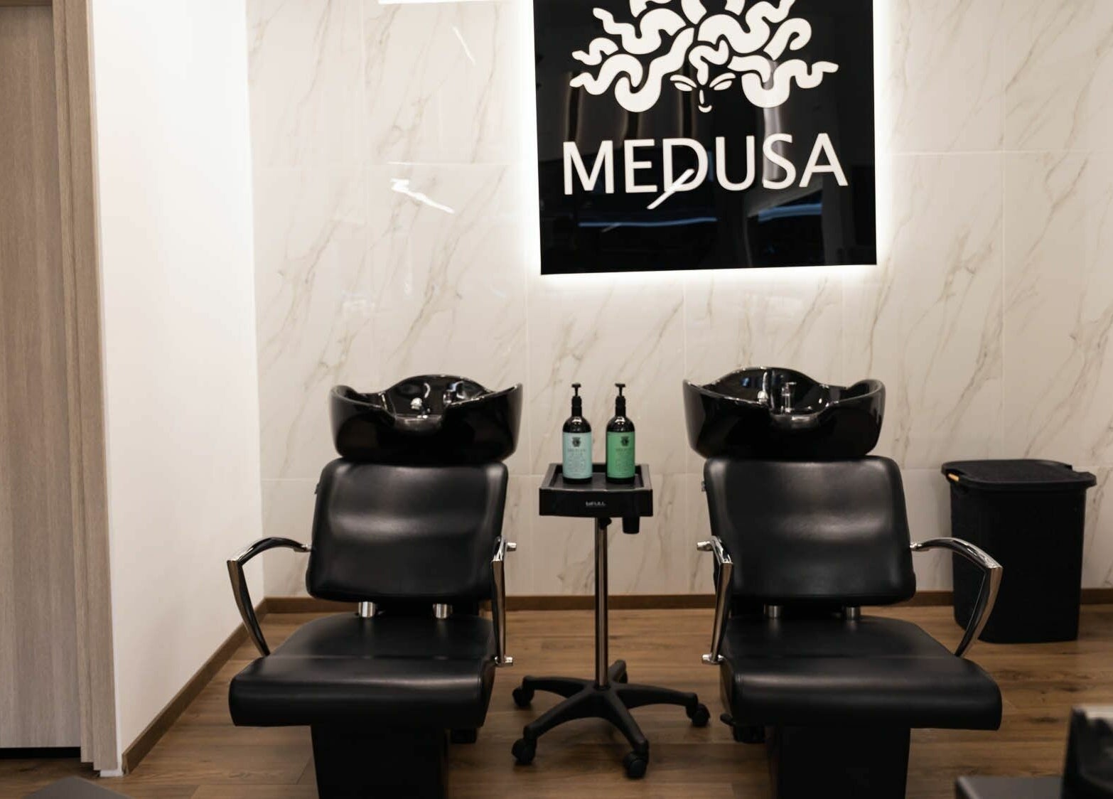 Σαλόνι Medusa Barber, κομψή διακόσμηση σαλονιού στη Θεσσαλονίκη, GR.