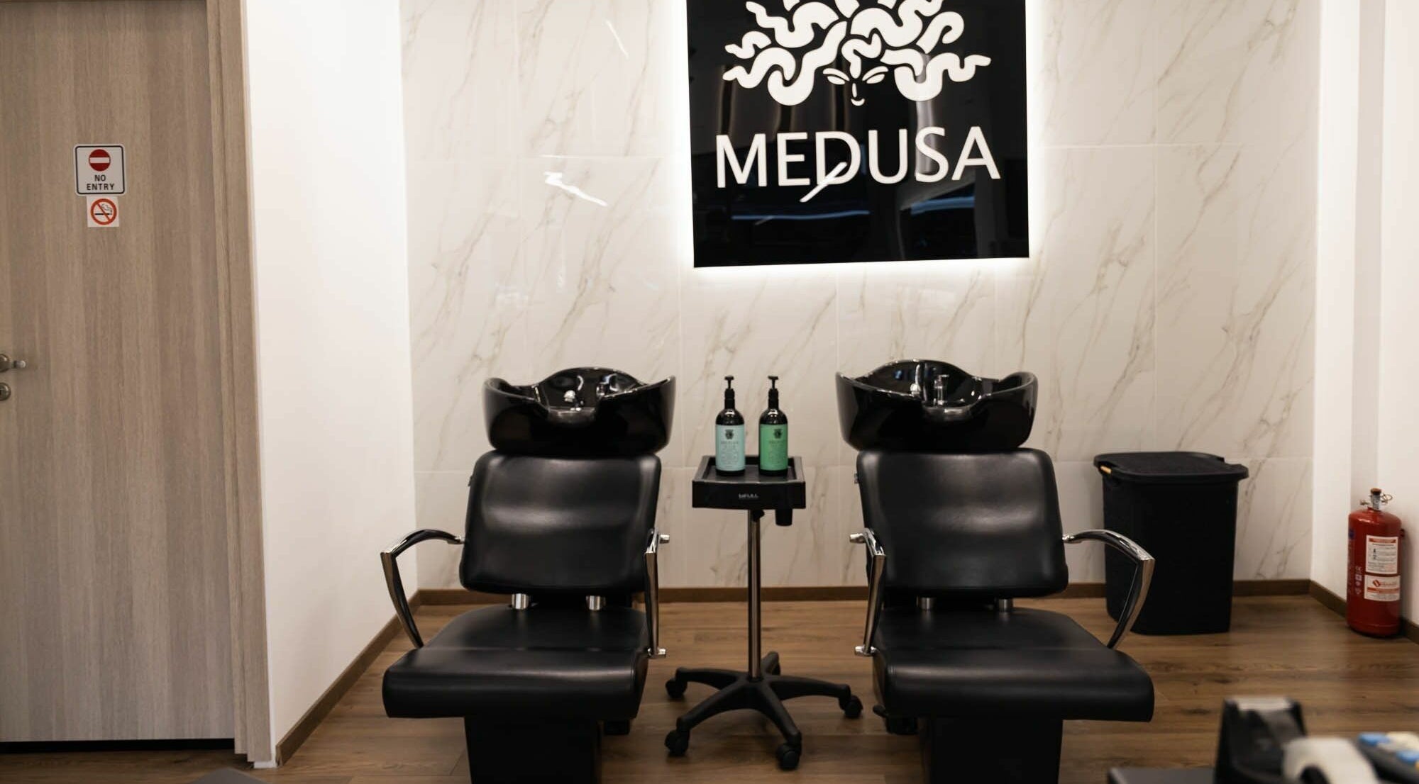 Σαλόνι Medusa Barber, κομψή διακόσμηση σαλονιού στη Θεσσαλονίκη, GR.
