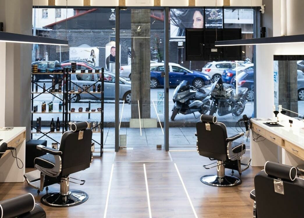 Εσωτερικό κομμωτηρίου Medusa Barber στη Θεσσαλονίκη, GR, με μοντέρνες καρέκλες και φωτεινή διακόσμηση.