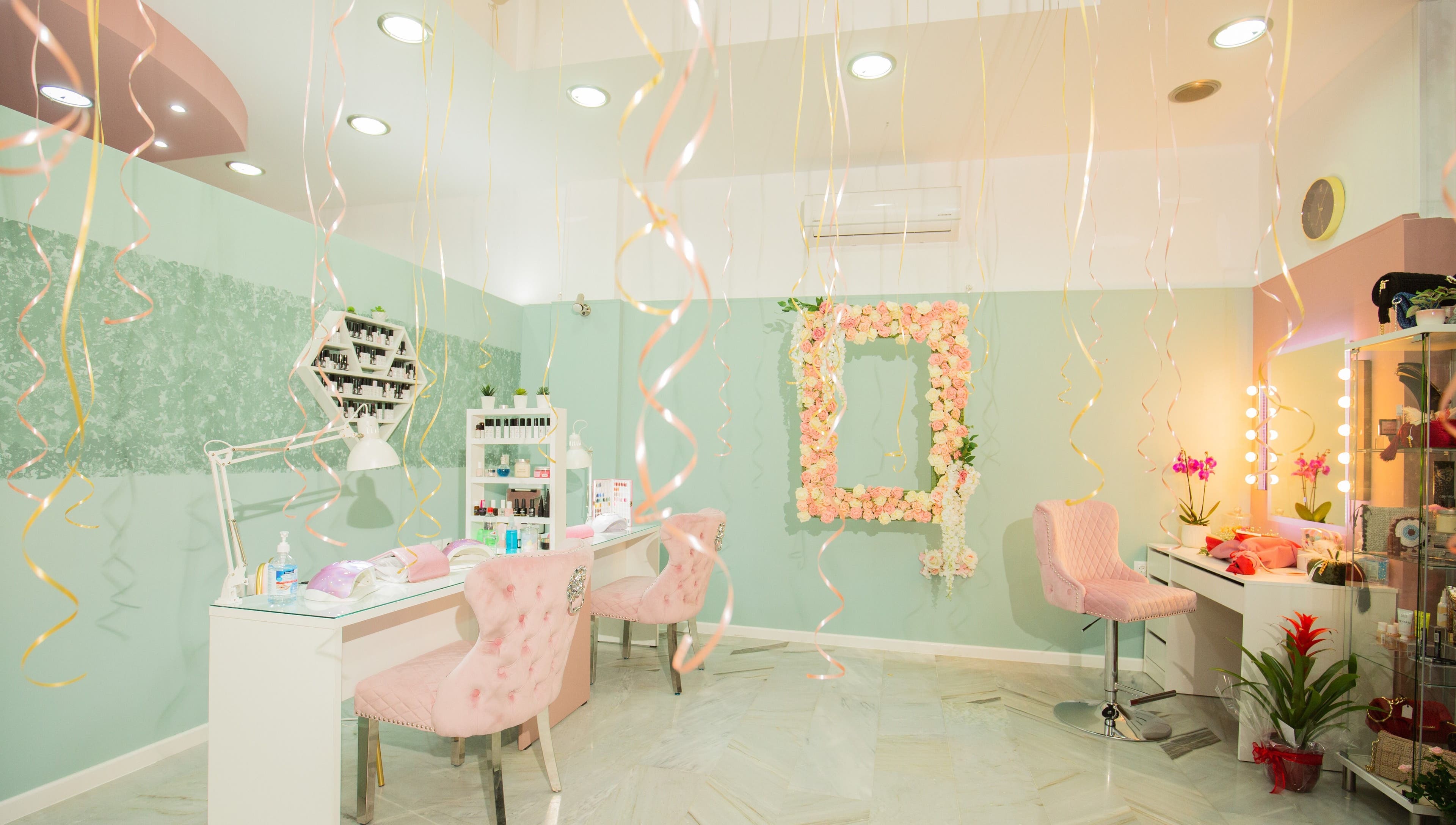 Εσωτερικό Κυμοθόη beauty lab Ερέτρια με διακόσμηση και καρέκλες. Τοποθεσία: Ερέτρια, GR.