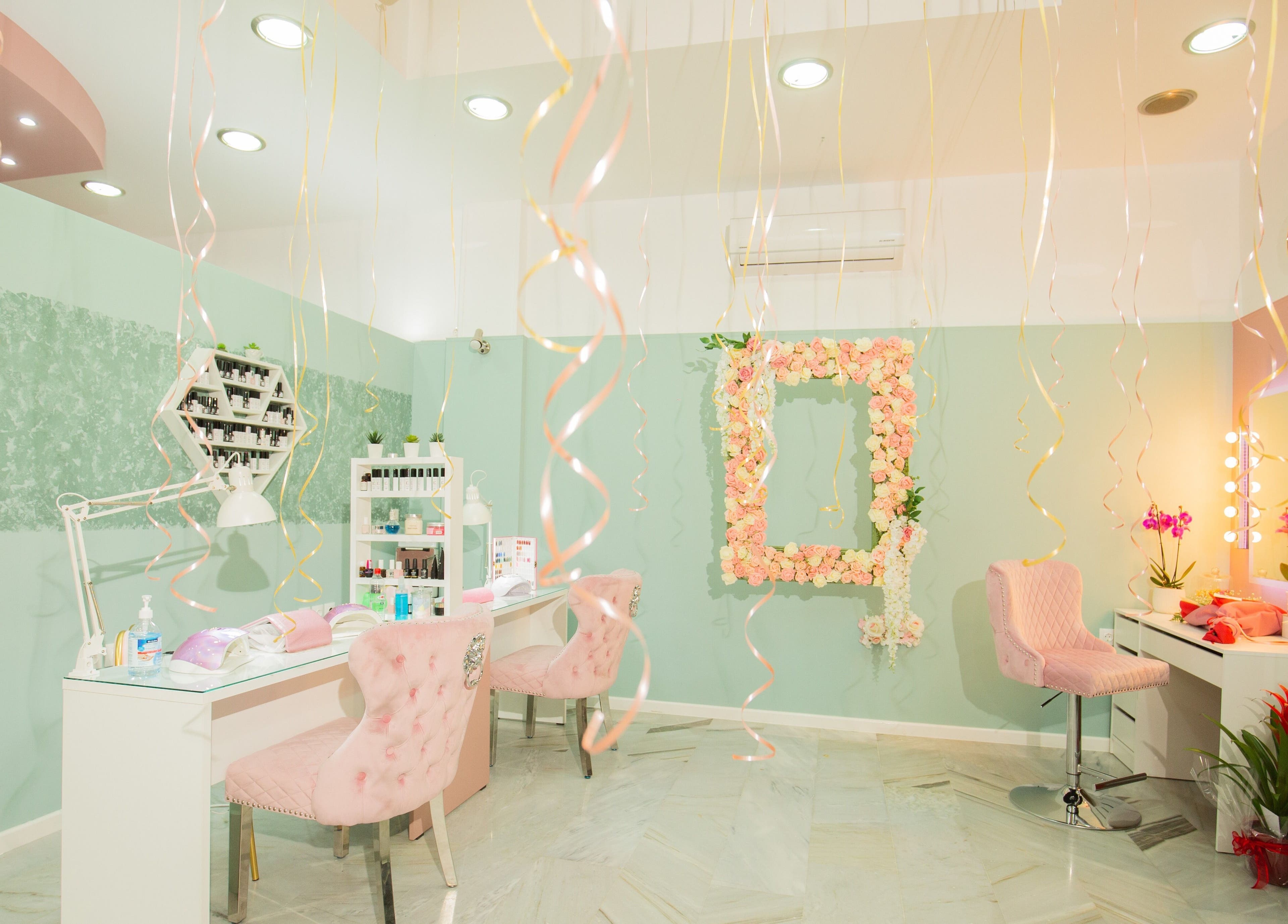 Εσωτερικό Κυμοθόη beauty lab Ερέτρια με διακόσμηση και καρέκλες. Τοποθεσία: Ερέτρια, GR.