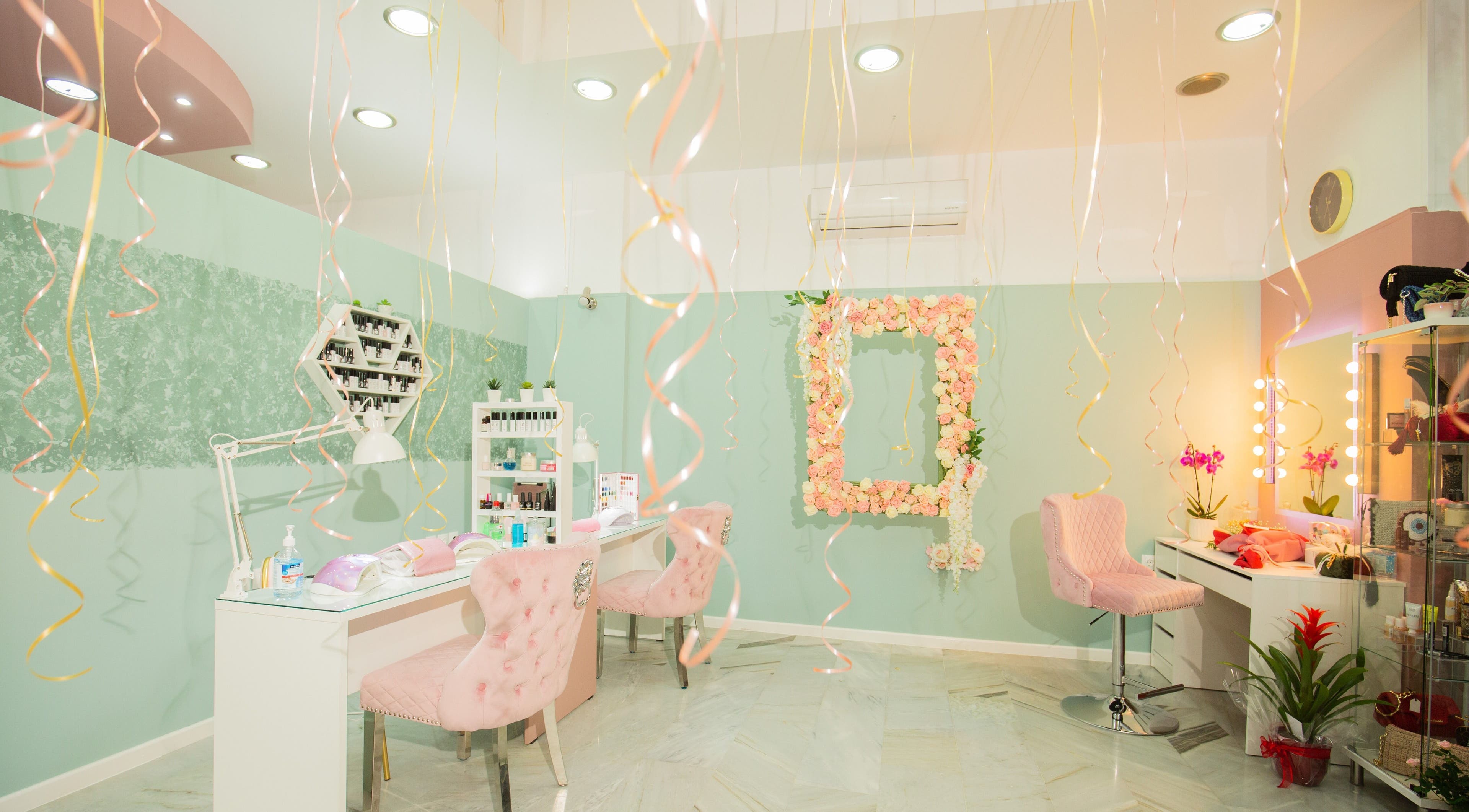 Εσωτερικό Κυμοθόη beauty lab Ερέτρια με διακόσμηση και καρέκλες. Τοποθεσία: Ερέτρια, GR.