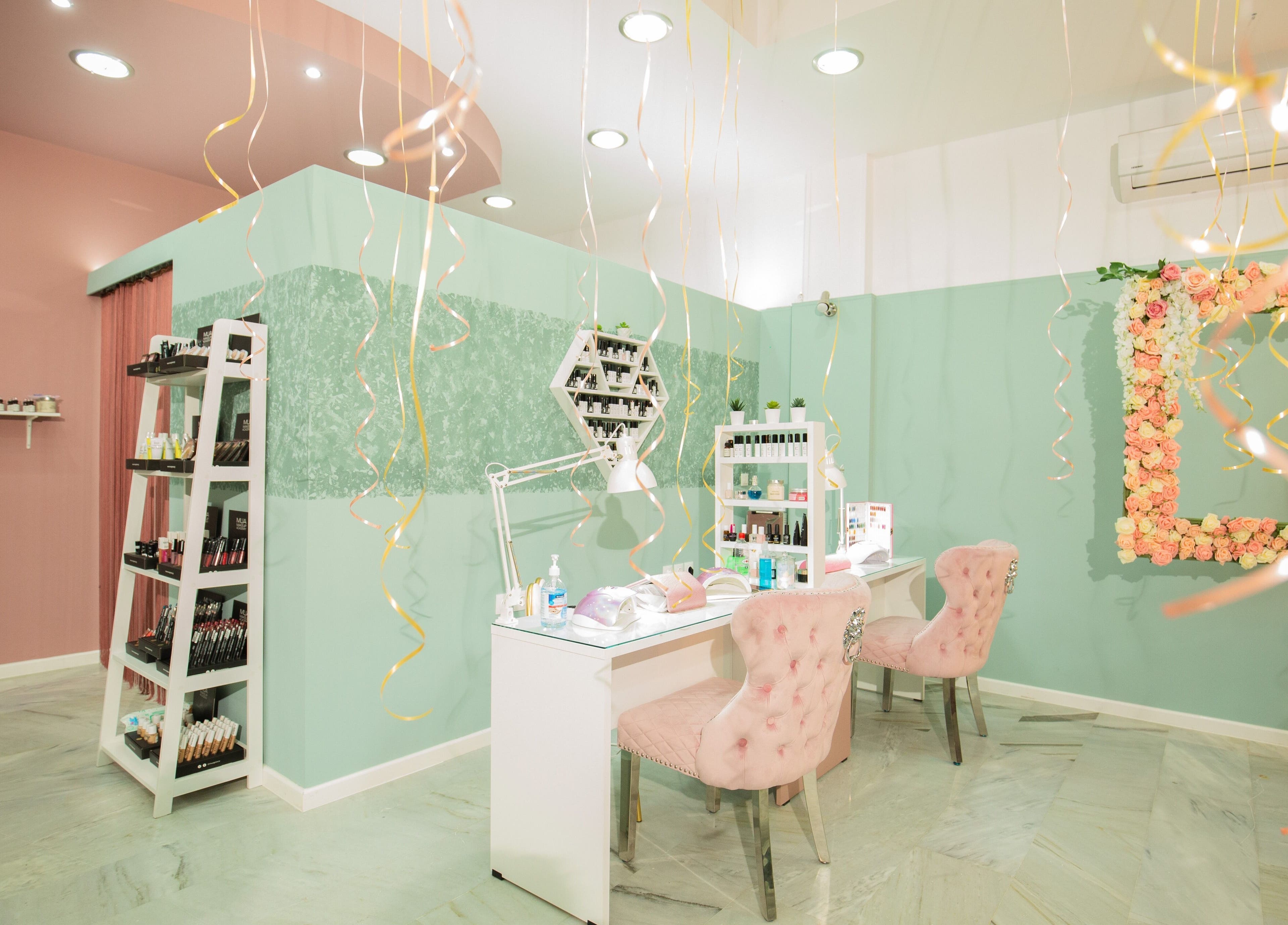 Κομψός χώρος στο Κυμοθόη beauty lab Ερέτρια, Ερέτρια, GR με μοντέρνα διακόσμηση και καλλυντικά.