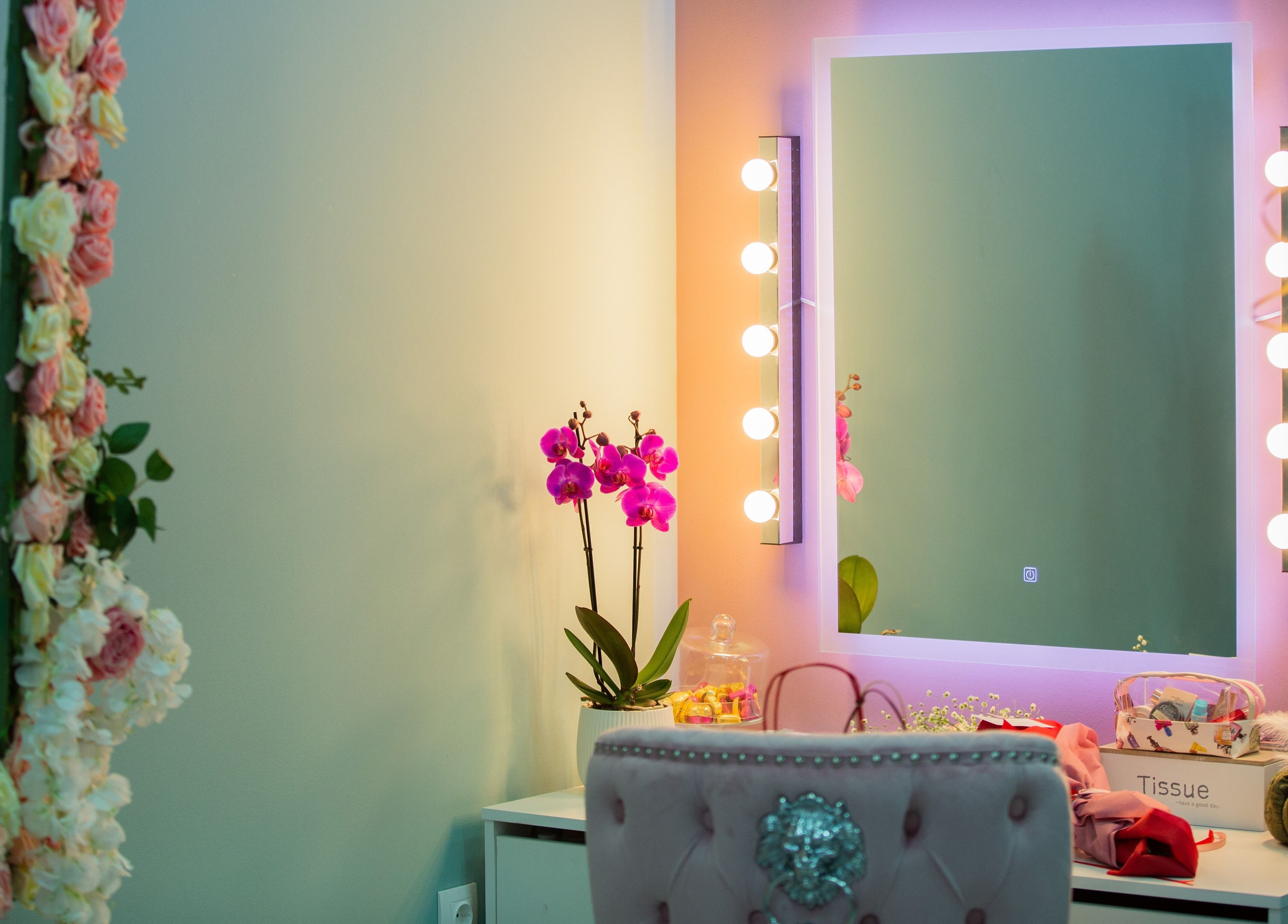 Καθρέπτης με λουλούδια και λάμψη στο Κυμοθόη beauty lab Ερέτρια, Ερέτρια, GR.