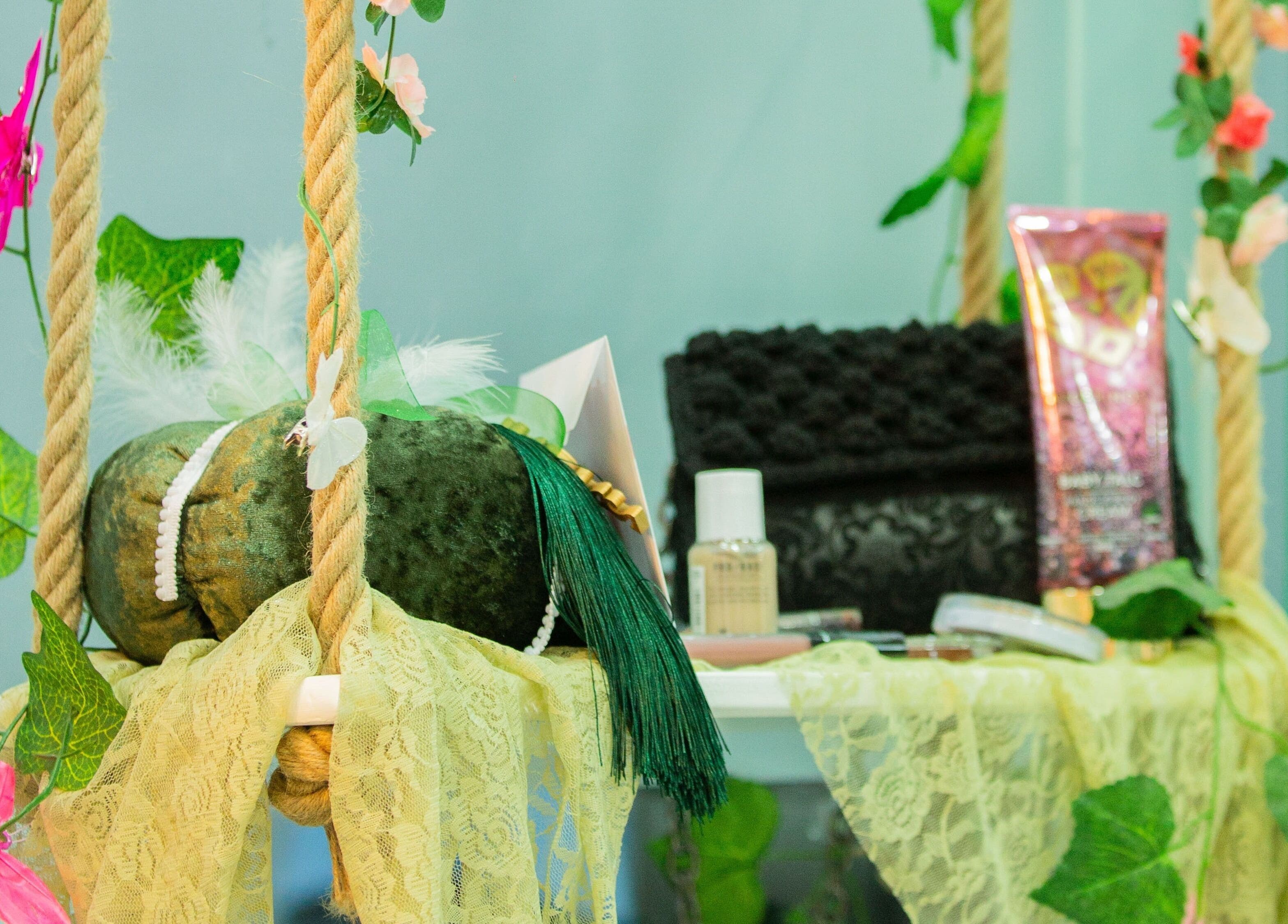 Προϊόντα ομορφιάς σε κούνια με λουλούδια στο Κυμοθόη beauty lab Ερέτρια, Ερέτρια, GR.