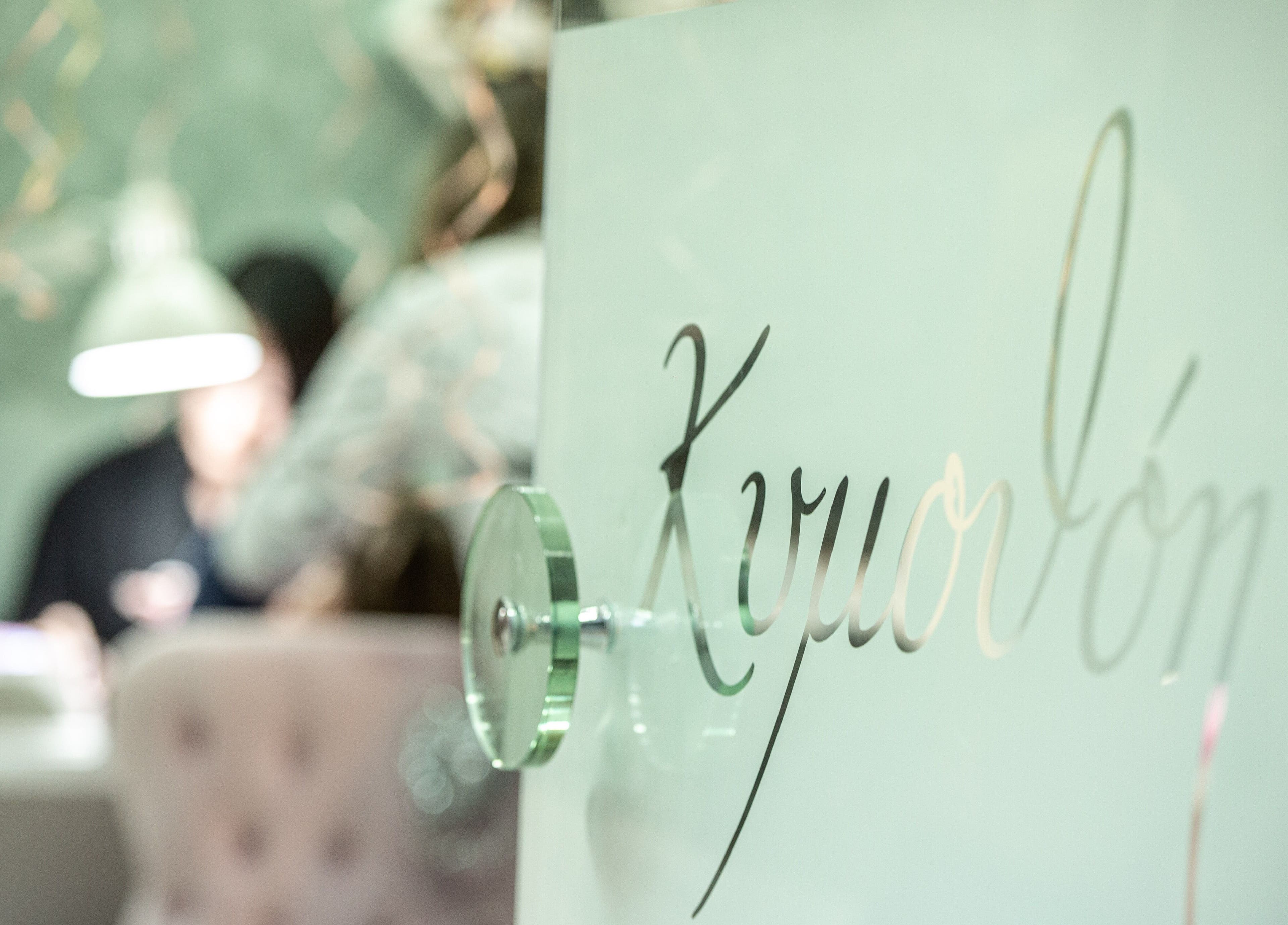 Κυμοθόη beauty lab Ερέτρια, είσοδος με γυάλινη πόρτα και κομψή διακόσμηση, Ερέτρια, GR.