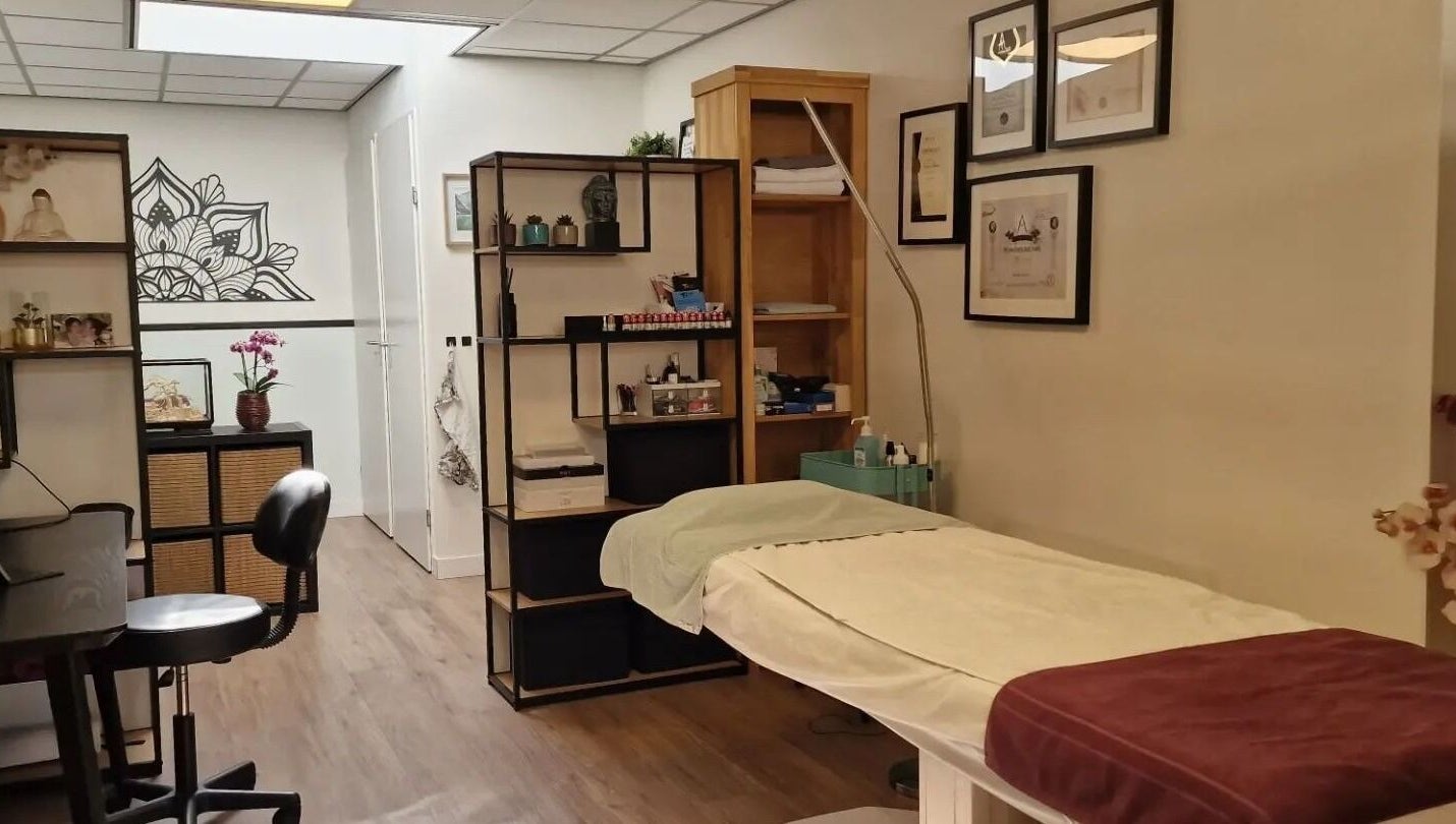 Rustige behandelkamer bij Onami, Nootdorp, Zuid-Holland, NL met rustige inrichting en planten.