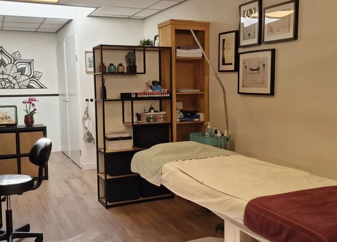 Rustige behandelkamer bij Onami, Nootdorp, Zuid-Holland, NL met rustige inrichting en planten.