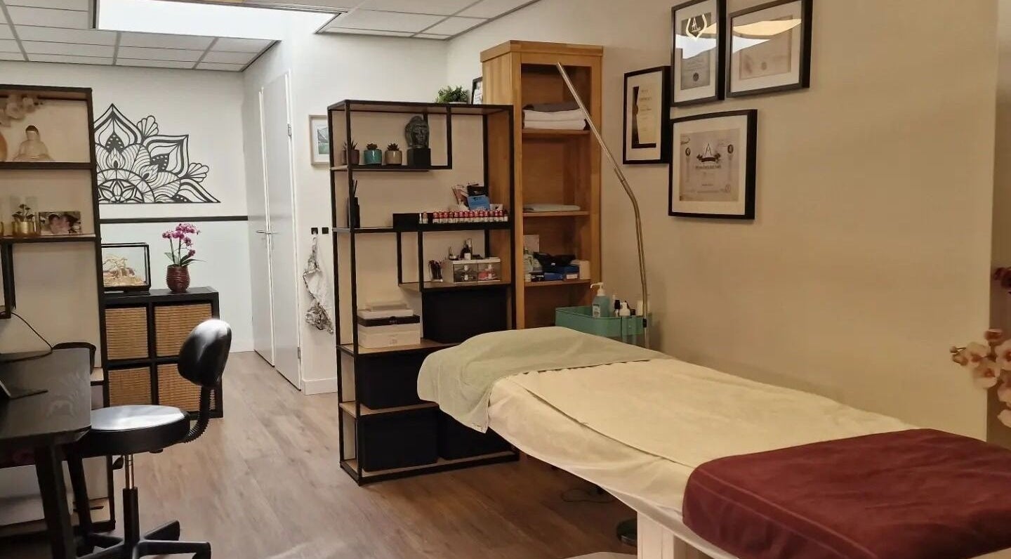 Rustige behandelkamer bij Onami, Nootdorp, Zuid-Holland, NL met rustige inrichting en planten.