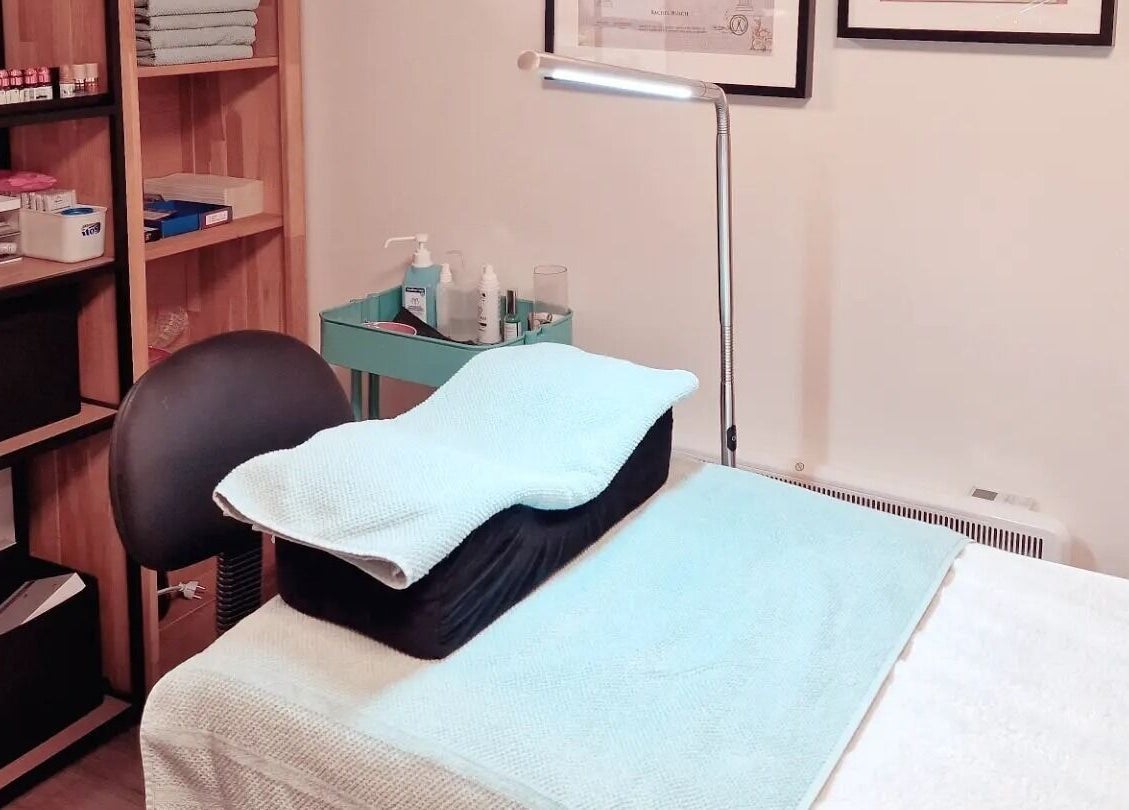 Behandelkamer bij Onami in Nootdorp, Zuid-Holland, NL met verzorgde inrichting en zachte handdoeken.