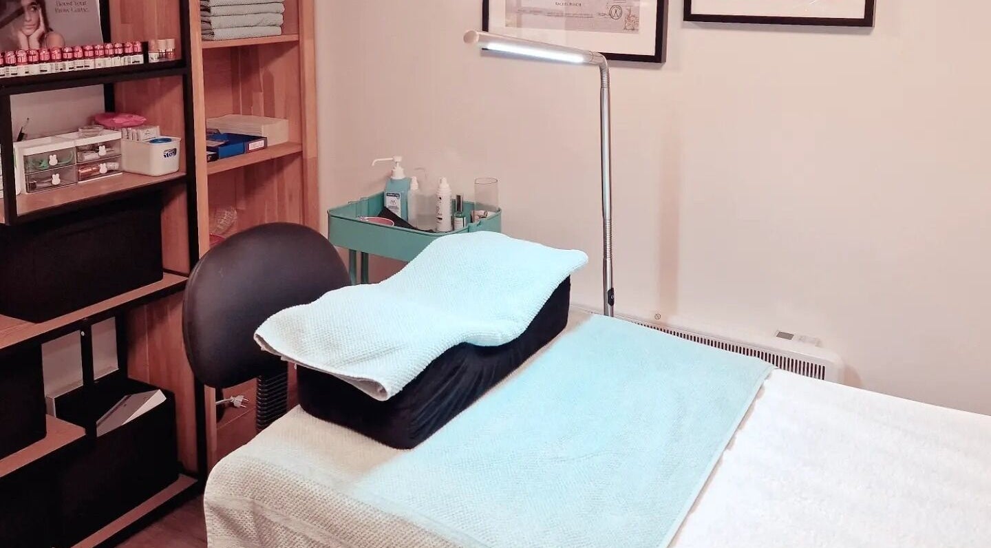 Behandelkamer bij Onami in Nootdorp, Zuid-Holland, NL met verzorgde inrichting en zachte handdoeken.