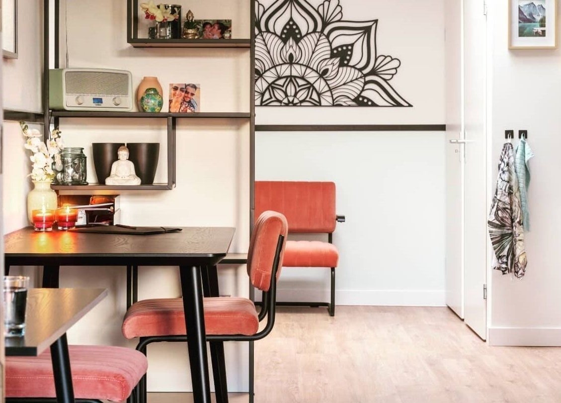 Gezellige wellnesshoek bij Onami, Nootdorp, Zuid-Holland, NL, met rustgevende kaarsen en elegante inrichting.