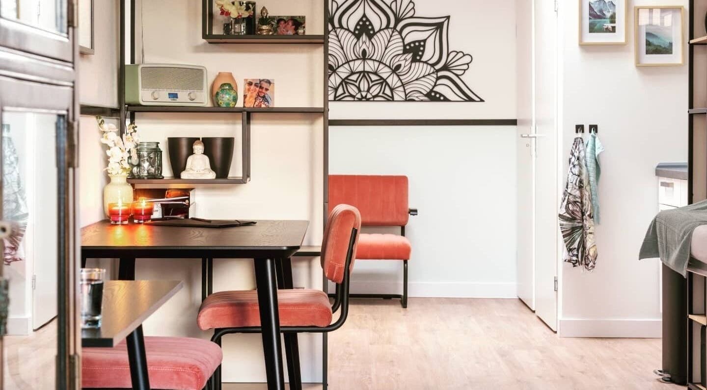 Gezellige wellnesshoek bij Onami, Nootdorp, Zuid-Holland, NL, met rustgevende kaarsen en elegante inrichting.