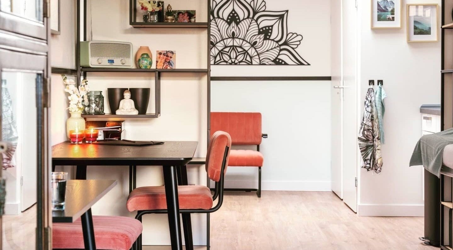 Gezellige wellnesshoek bij Onami, Nootdorp, Zuid-Holland, NL, met rustgevende kaarsen en elegante inrichting.