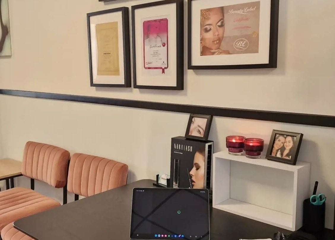 Stijlvolle interieur met kunst en certificaten bij Onami, Nootdorp, Zuid-Holland, NL.