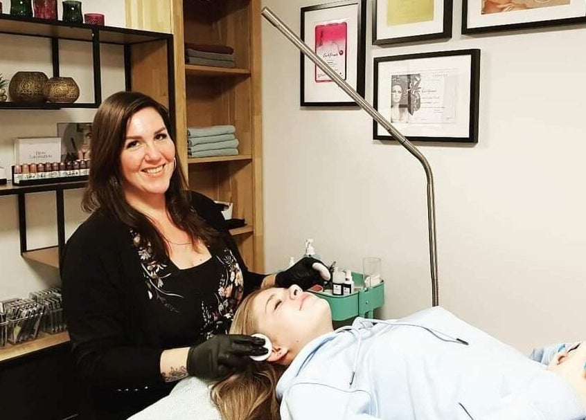 Gezichtsbehandeling bij Onami in Nootdorp, Zuid-Holland, NL. Ervaren schoonheidsspecialiste verzorgt klant.