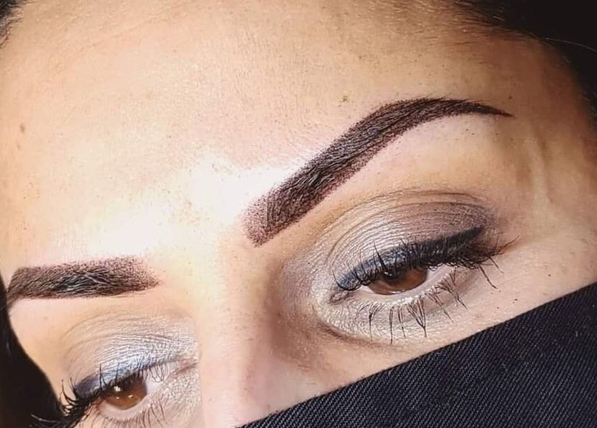 Close-up van gestileerde wenkbrauwen bij Onami in Nootdorp, Zuid-Holland, NL.