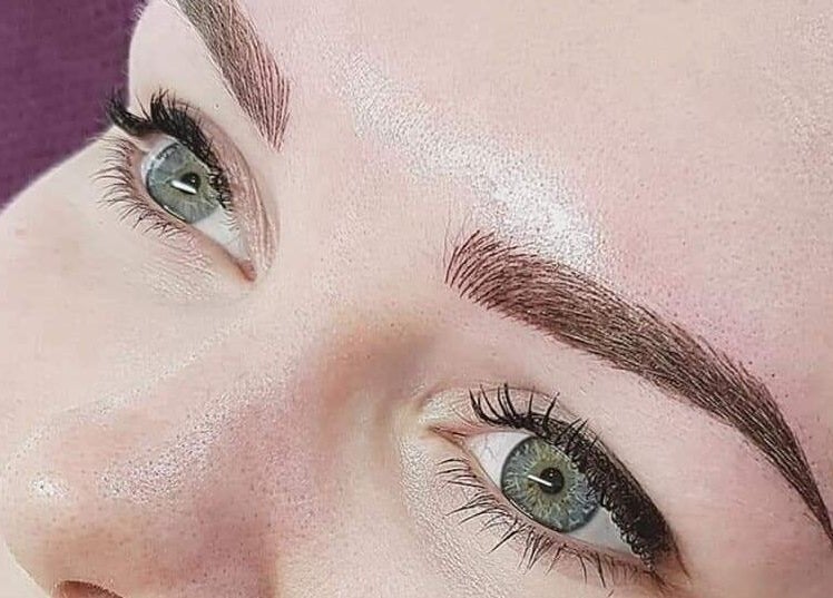 Perfecte wenkbrauwen bij Onami, Nootdorp, Zuid-Holland, NL, bieden een strakke en natuurlijke uitstraling.