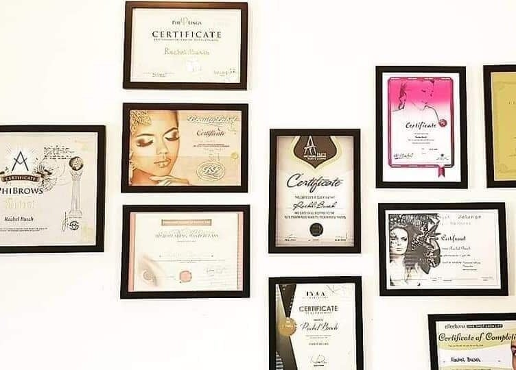 Certificatenwand bij Onami in Nootdorp, Zuid-Holland, NL toont professionele schoonheidsprestaties.