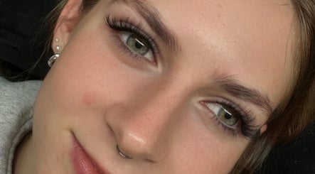 Beautiful eyelash extensions at Senorita Lashes and Brows, Reedy Creek, Queensland, AU, showcasing expert craftsmanship.