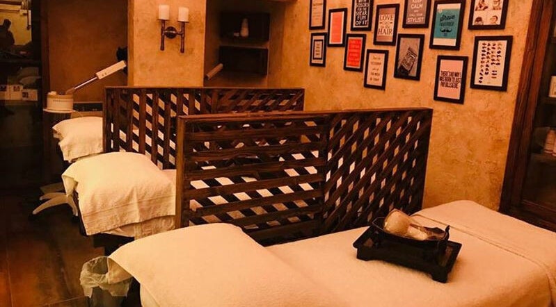 Relaxing treatment room at Clippers Salon Zamzama Branch, Karachi, Sindh, PK with cozy beds and decor.