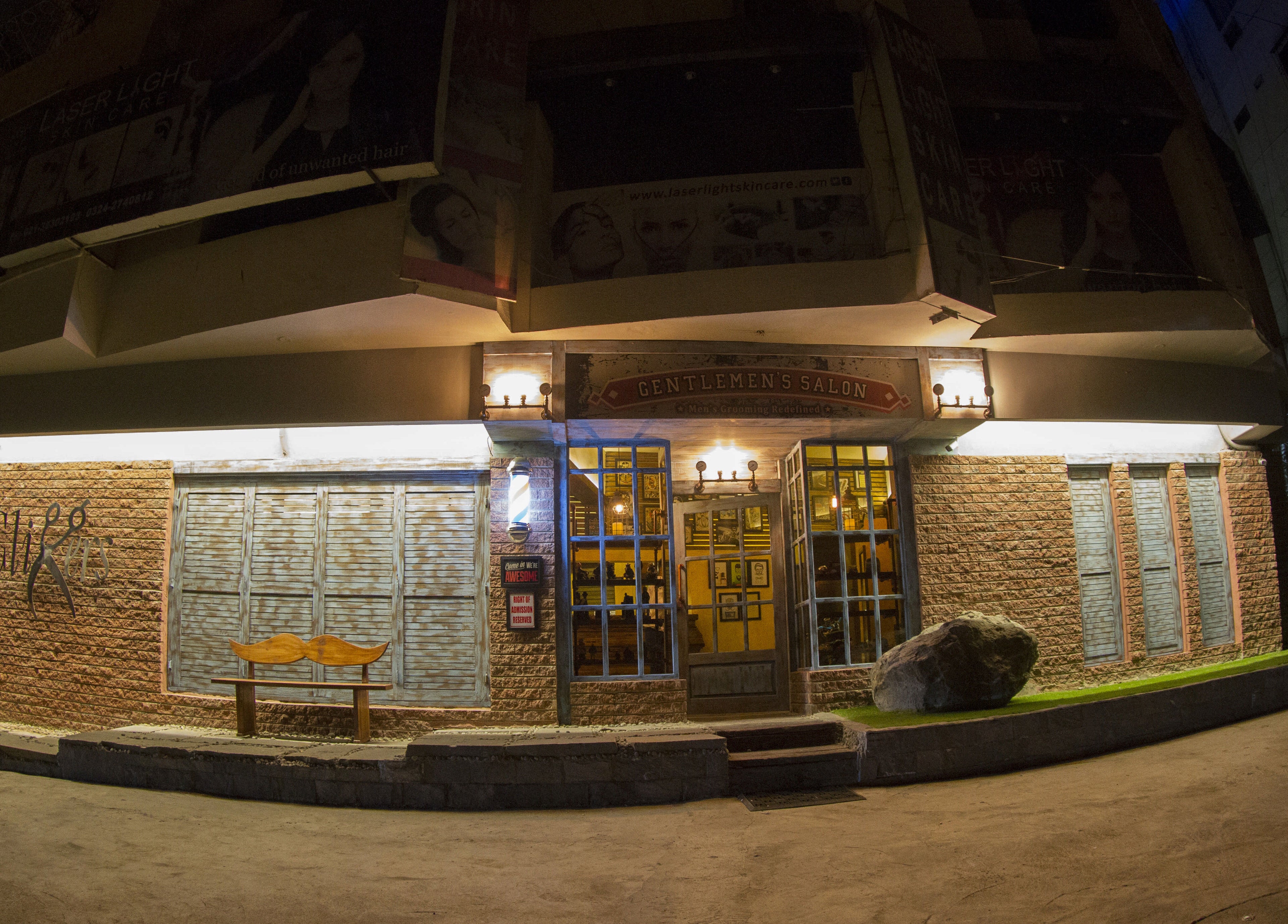 Clippers Salon Zamzama Branch facade at night in Karachi, Sindh, PK, showcasing a modern stylish exterior.