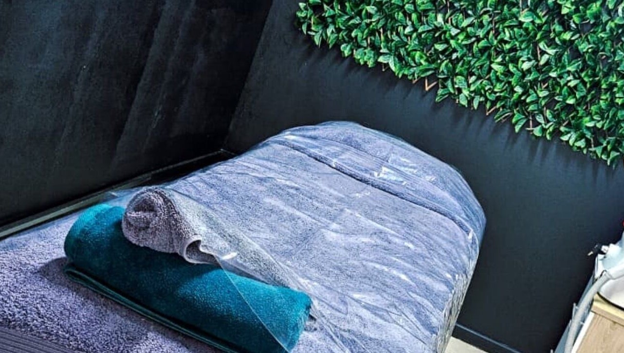 Relaxing spa room at Ries de Beauté, Emalahleni, Mpumalanga, ZA with cozy bed and lush greenery decor.