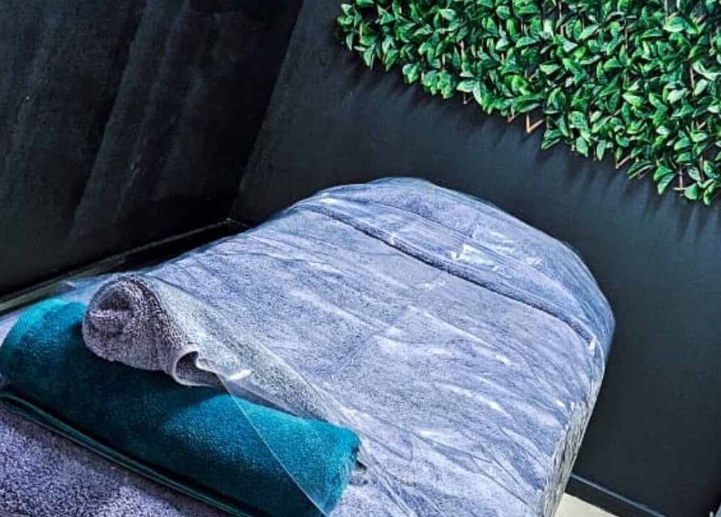 Relaxing spa room at Ries de Beauté, Emalahleni, Mpumalanga, ZA with cozy bed and lush greenery decor.