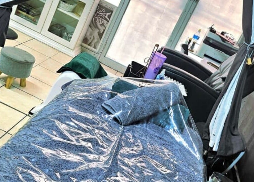 Relaxing treatment room at Ries de Beauté, Emalahleni, Mpumalanga, ZA, showcasing a plush massage table and soothing decor.