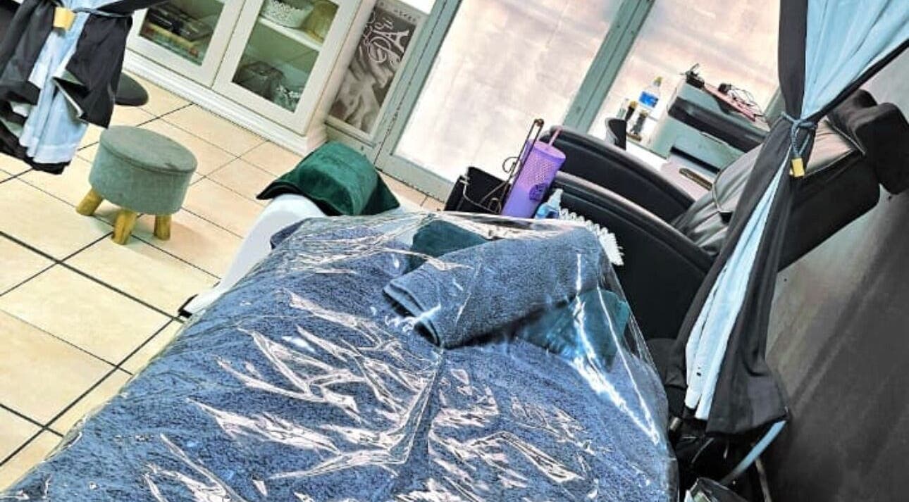 Relaxing treatment room at Ries de Beauté, Emalahleni, Mpumalanga, ZA, showcasing a plush massage table and soothing decor.