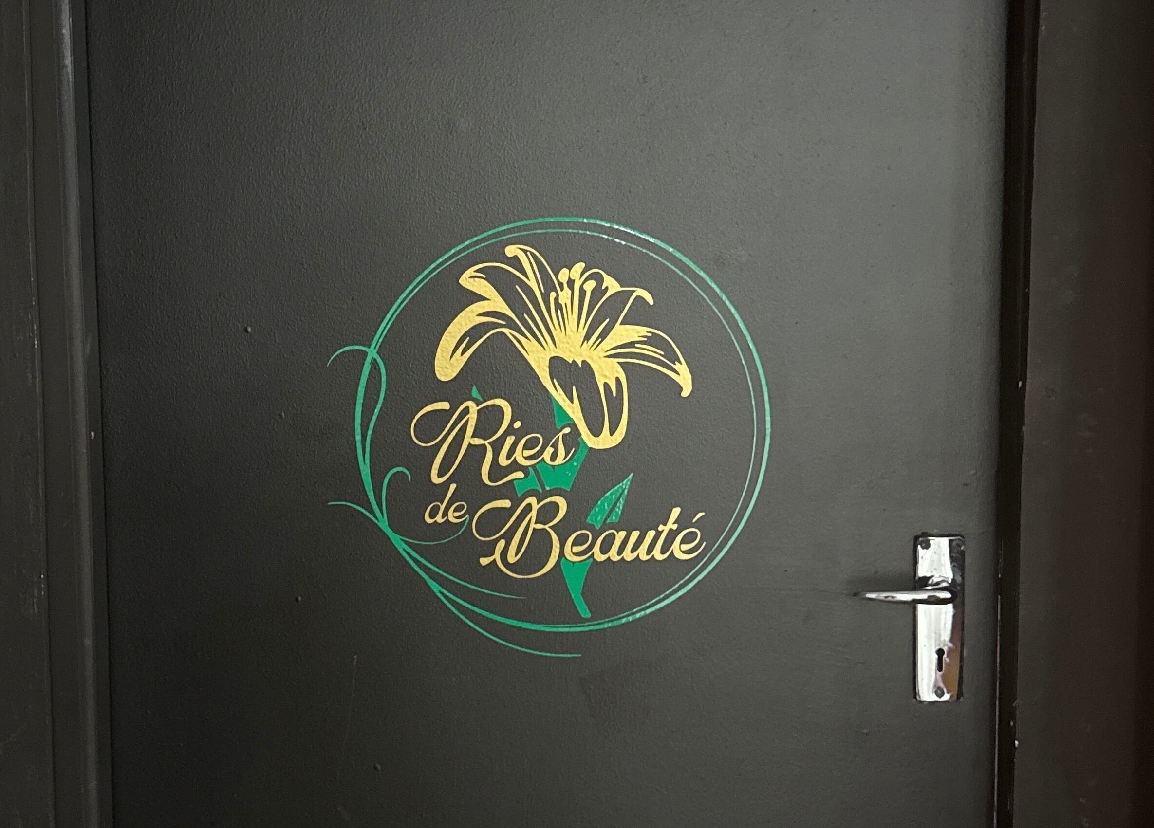 Entrance door of Ries de Beauté, showcasing elegant logo design in Emalahleni, Mpumalanga, ZA.
