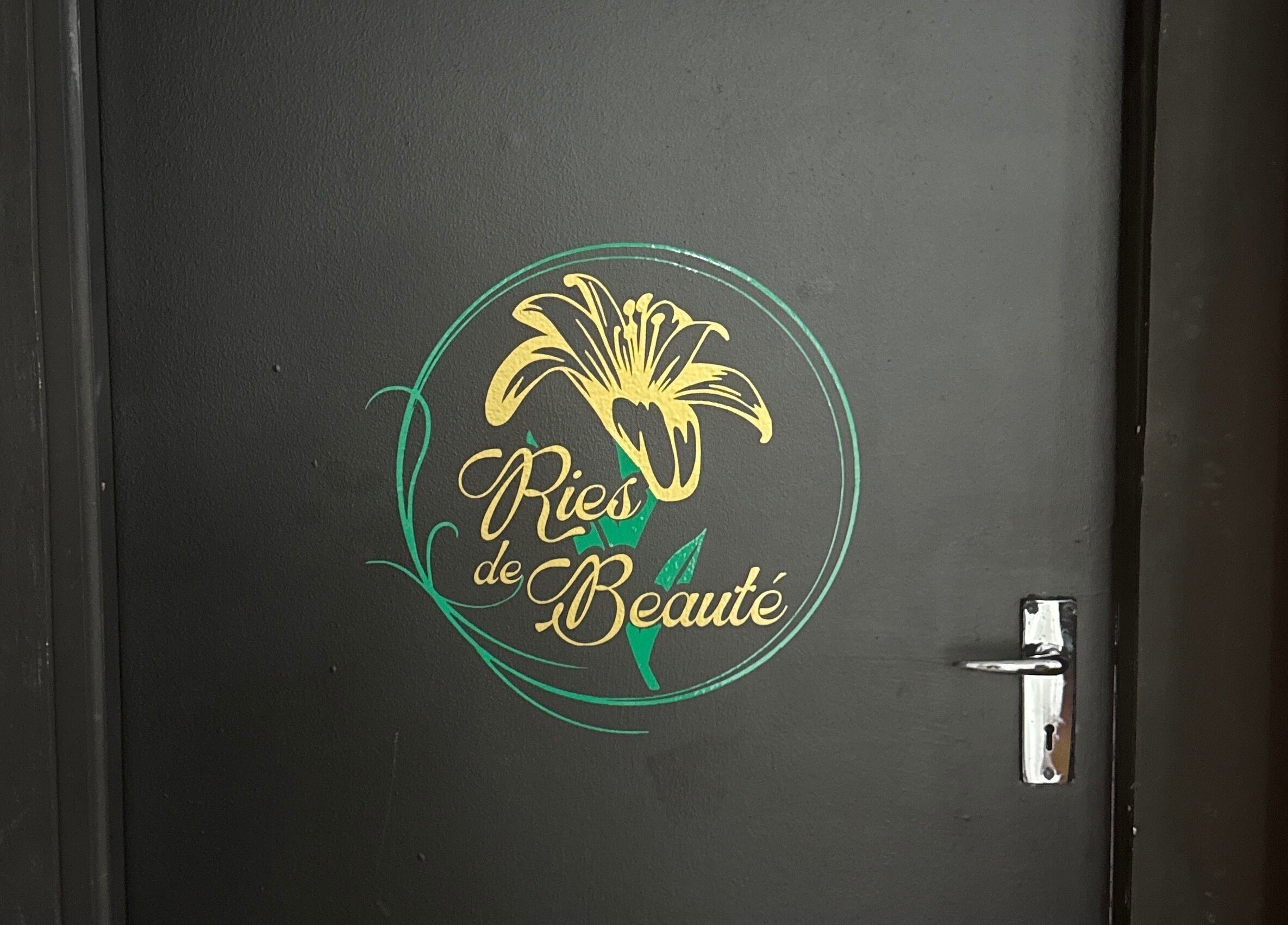 Entrance door of Ries de Beauté, showcasing elegant logo design in Emalahleni, Mpumalanga, ZA.