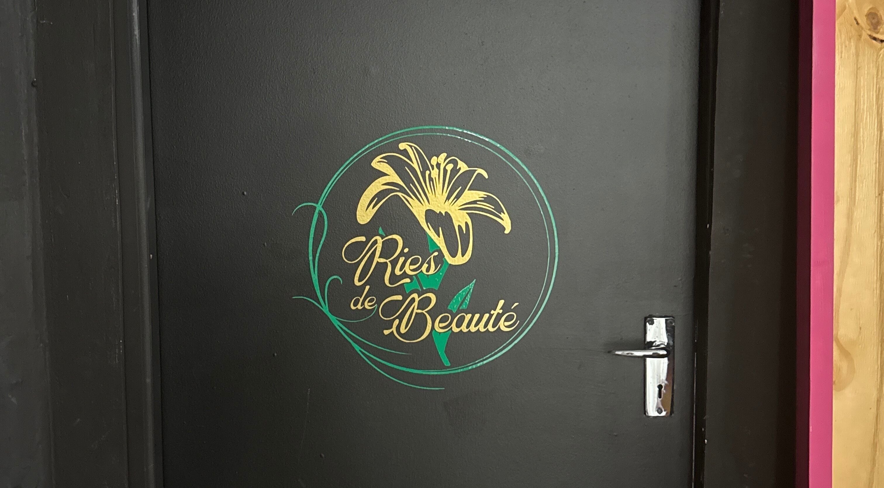 Entrance door of Ries de Beauté, showcasing elegant logo design in Emalahleni, Mpumalanga, ZA.