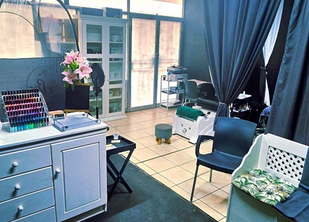 Ries de Beauté's cozy salon in Emalahleni, Mpumalanga, ZA with manicure setup and elegant decor.