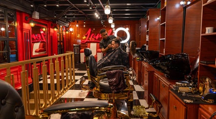Interior elegante de Barberia Lords ®️ VIP C.C. Unicentro en Bogotá, Bogotá, CO, con cliente atendido.