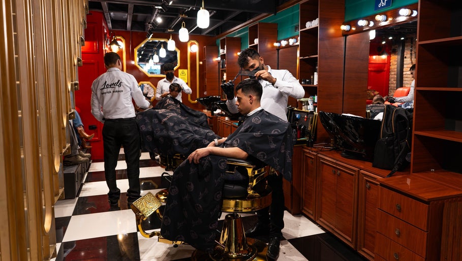 Interior de Barberia Lords ®️ VIP C.C. Gran Estación Alfiles en Bogotá, donde barberos atienden a clientes.