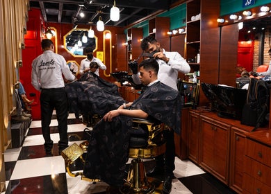 Interior de Barberia Lords ®️ VIP C.C. Gran Estación Alfiles en Bogotá, donde barberos atienden a clientes.