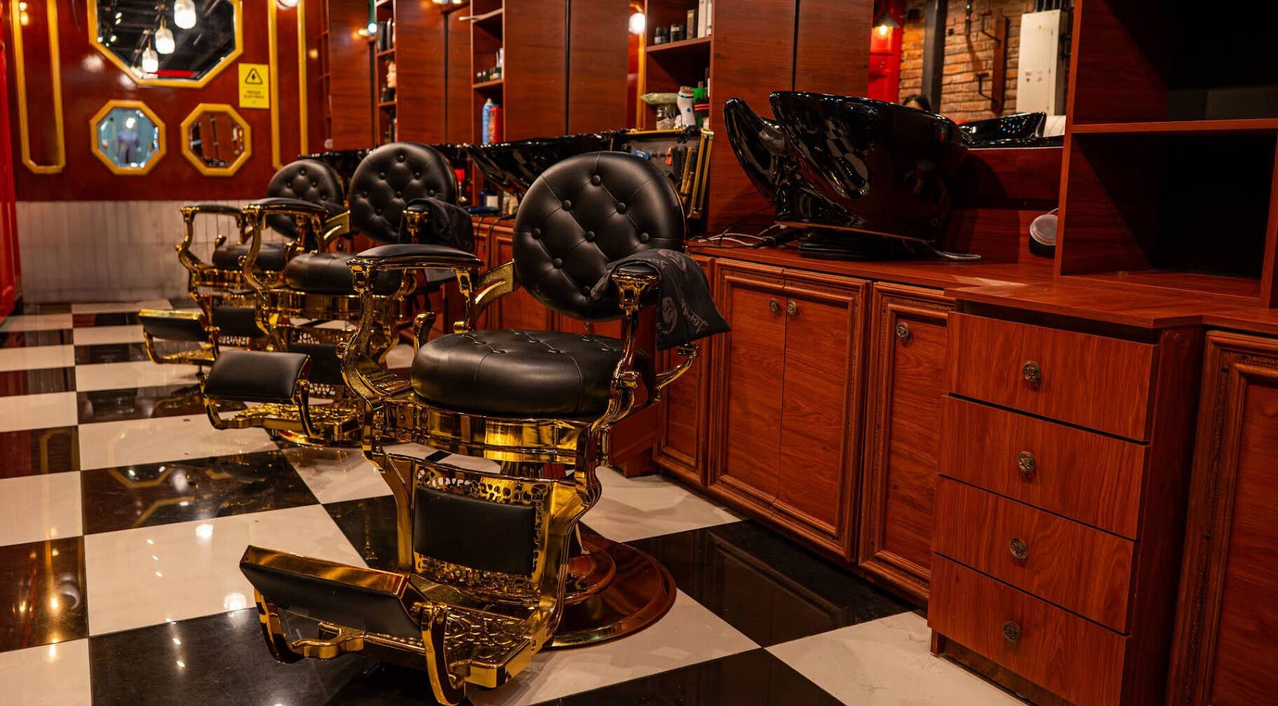 Lujosas sillas de barbero en Barberia Lords ®️ VIP C.C. Unicentro, Bogotá, Bogotá, CO.