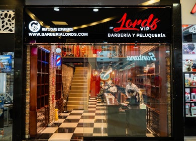 Entrada de Barberia Lords ®️ VIP C.C. Unicentro en Bogotá, Bogotá, CO, mostrando diseño moderno interior.