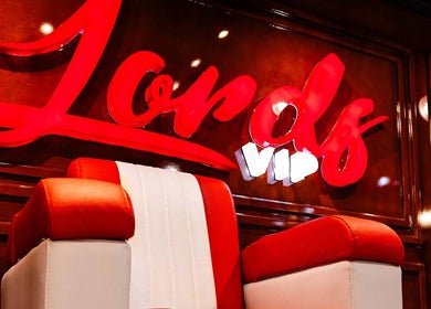 Asiento de lujo en Barberia Lords ®️ VIP C.C. Unicentro, Bogotá, Bogotá, CO con rótulo rojo brillante.