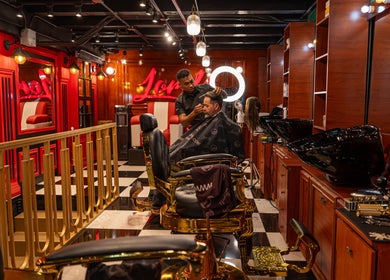 Interior de Barberia Lords ®️ VIP C.C. Unicentro en Bogotá, Bogotá, CO con cliente recibiendo corte de cabello.